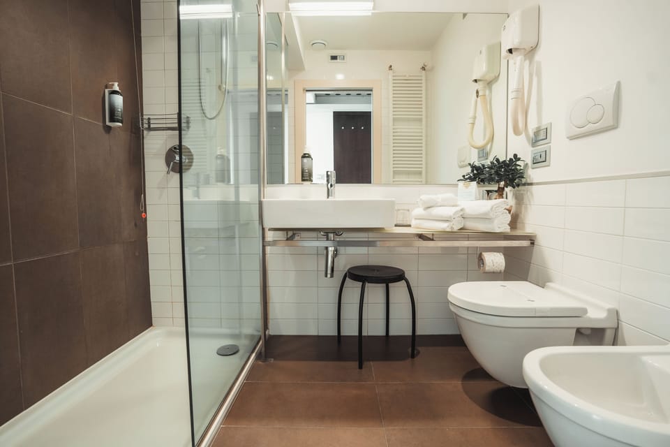 Double Room | Bathroom | Free toiletries, hair dryer, towels