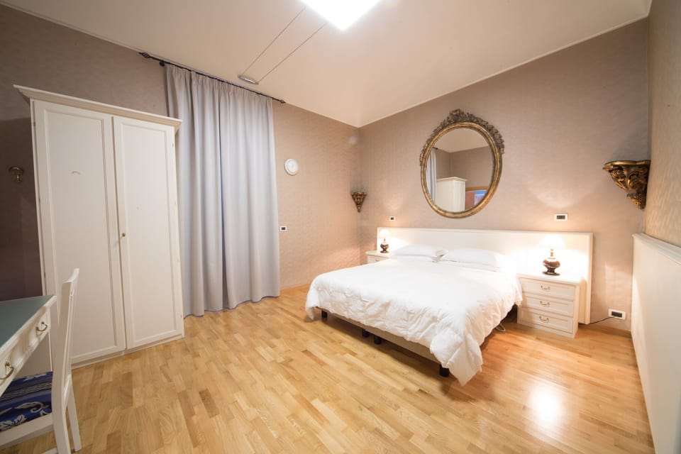 Comfort Double Room | Minibar, in-room safe, desk, soundproofing