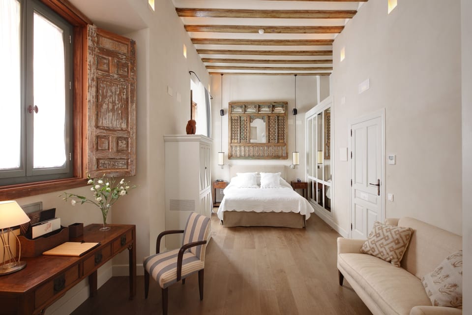 Junior Suite | Premium bedding, down comforters, in-room safe, individually decorated
