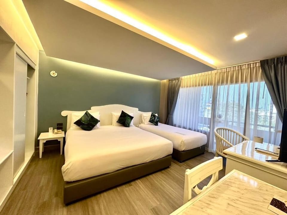 Grand Deluxe Family Connecting Room | Minibar, in-room safe, desk, free WiFi