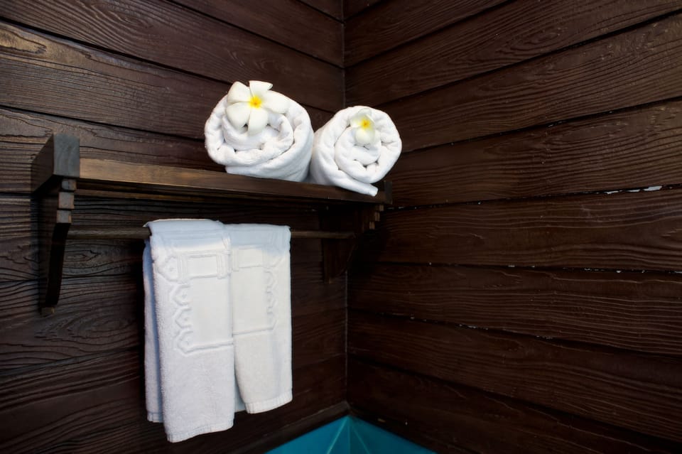 Deluxe Lanna Room | Bathroom amenities | Shower, free toiletries, towels