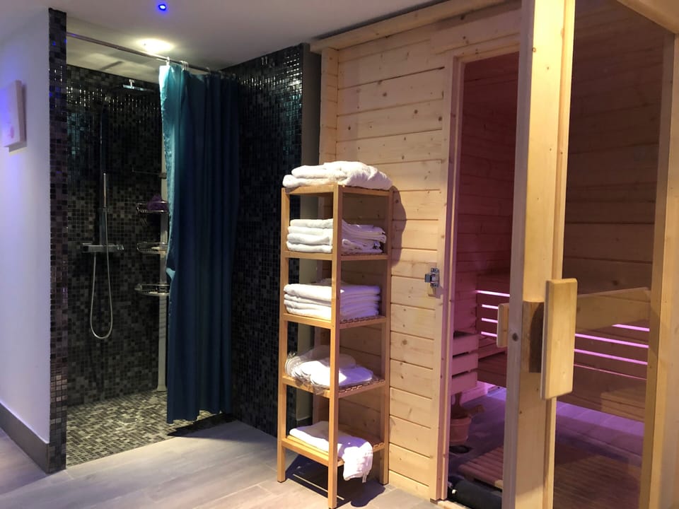 Couples treatment rooms, body treatments, aromatherapy
