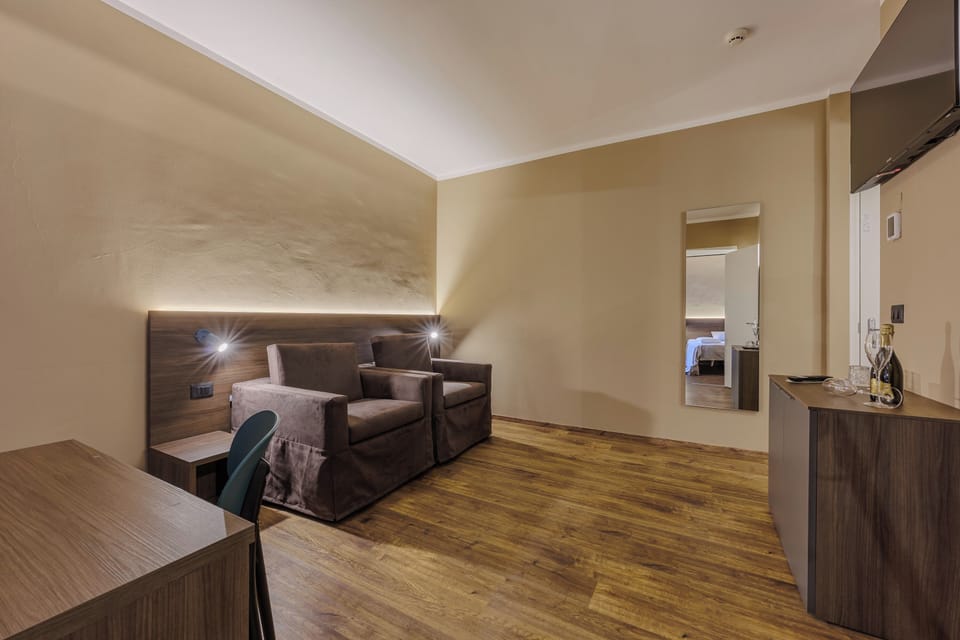 Panoramic Suite, Terrace, Lake View | Minibar, in-room safe, desk, free cribs/infant beds