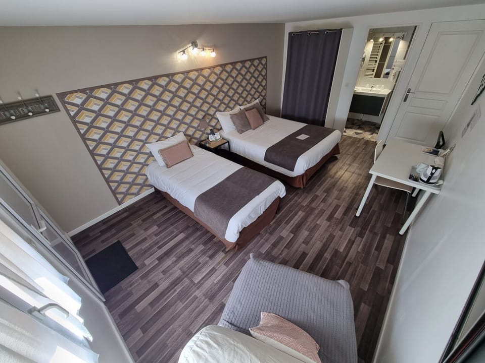 Desk, soundproofing, free WiFi, bed sheets