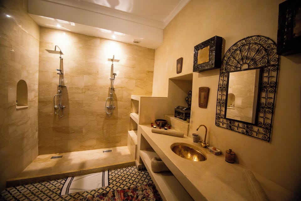 Deluxe Suite, Ensuite (Suite De Luxe Ouayhah) | Bathroom | Free toiletries, hair dryer, bathrobes, towels