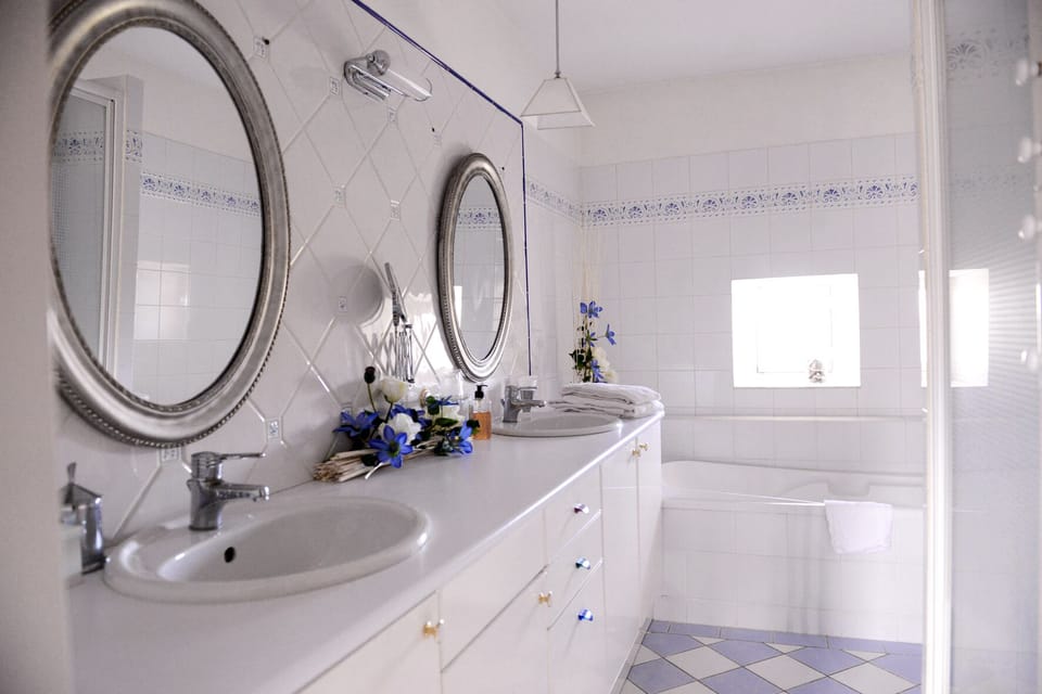 Junior Suite | Bathroom | Combined shower/tub, rainfall showerhead, designer toiletries