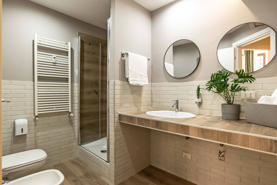 Family Suite (Via della Giuliana 18) | Bathroom | Shower, rainfall showerhead, free toiletries, hair dryer