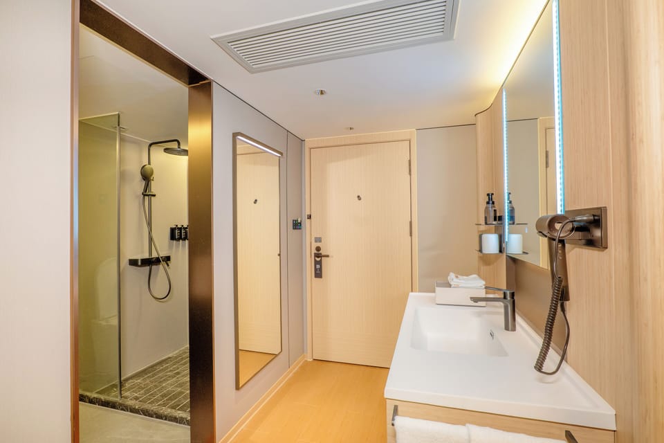 Superior Business Room | Bathroom | Shower, rainfall showerhead, free toiletries, hair dryer