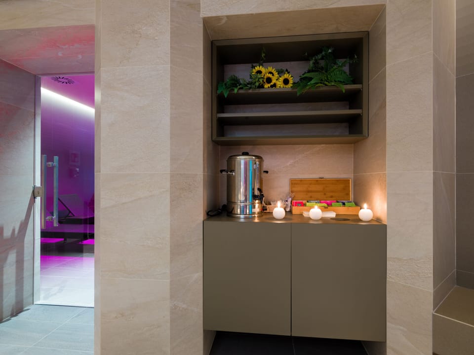 Couples treatment rooms, sauna, hot tub, steam room, body treatments