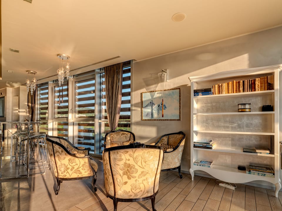 Cocktail bar, pool views, open daily