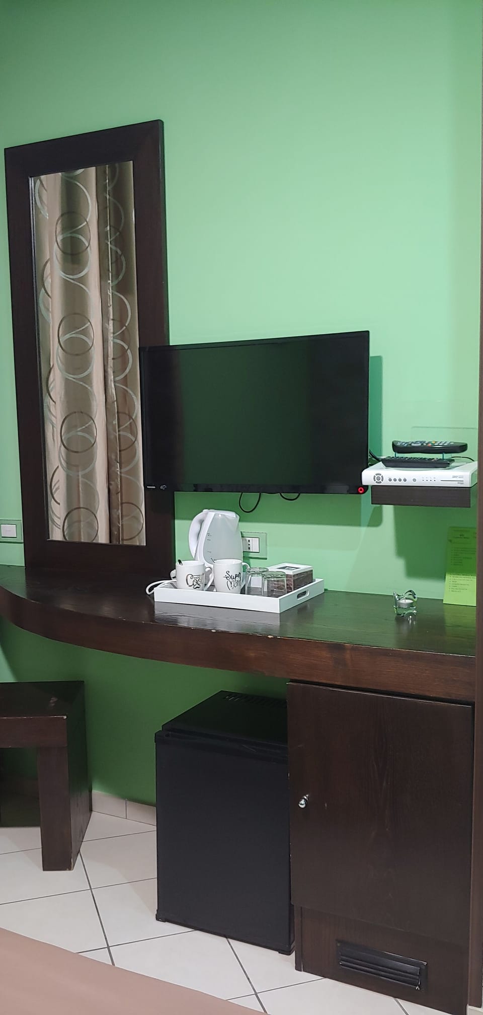 Basic Double Room, 1 King Bed, Ensuite | Minibar, in-room safe, desk, laptop workspace