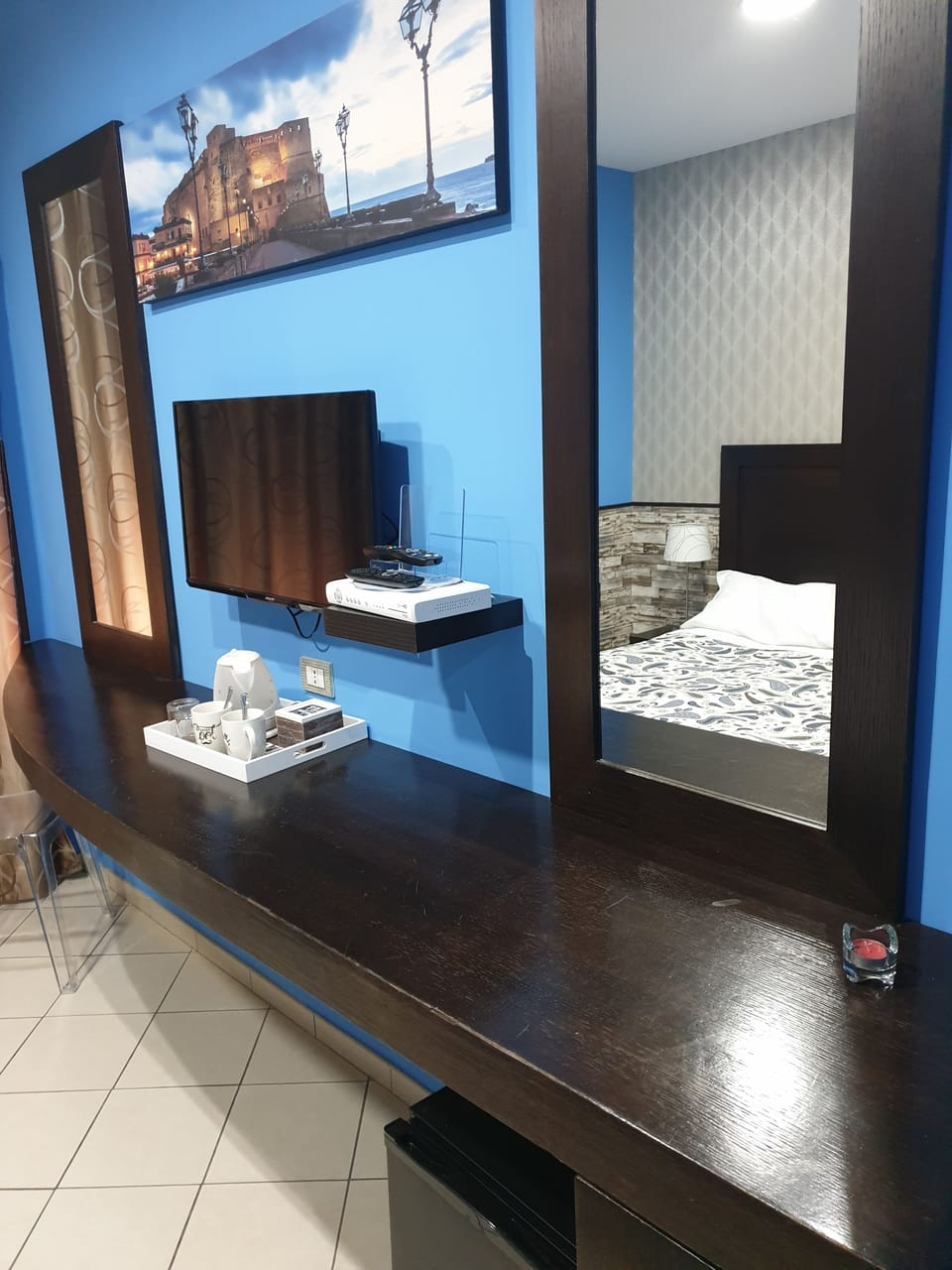 Basic Double Room, 1 King Bed, Ensuite | Minibar, in-room safe, desk, laptop workspace