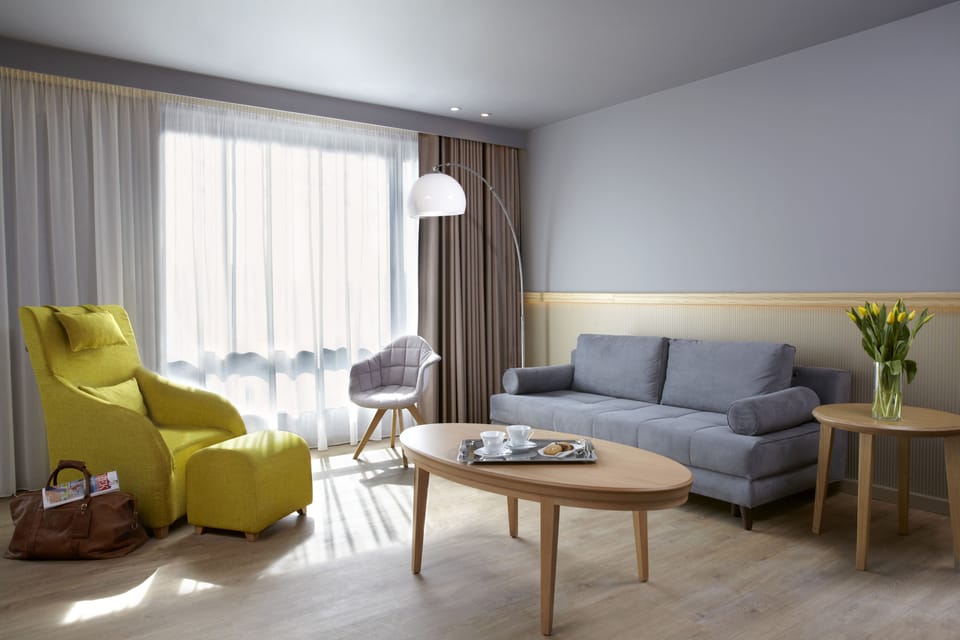 Executive Suite | Living area | 26-inch flat-screen TV with satellite channels, TV