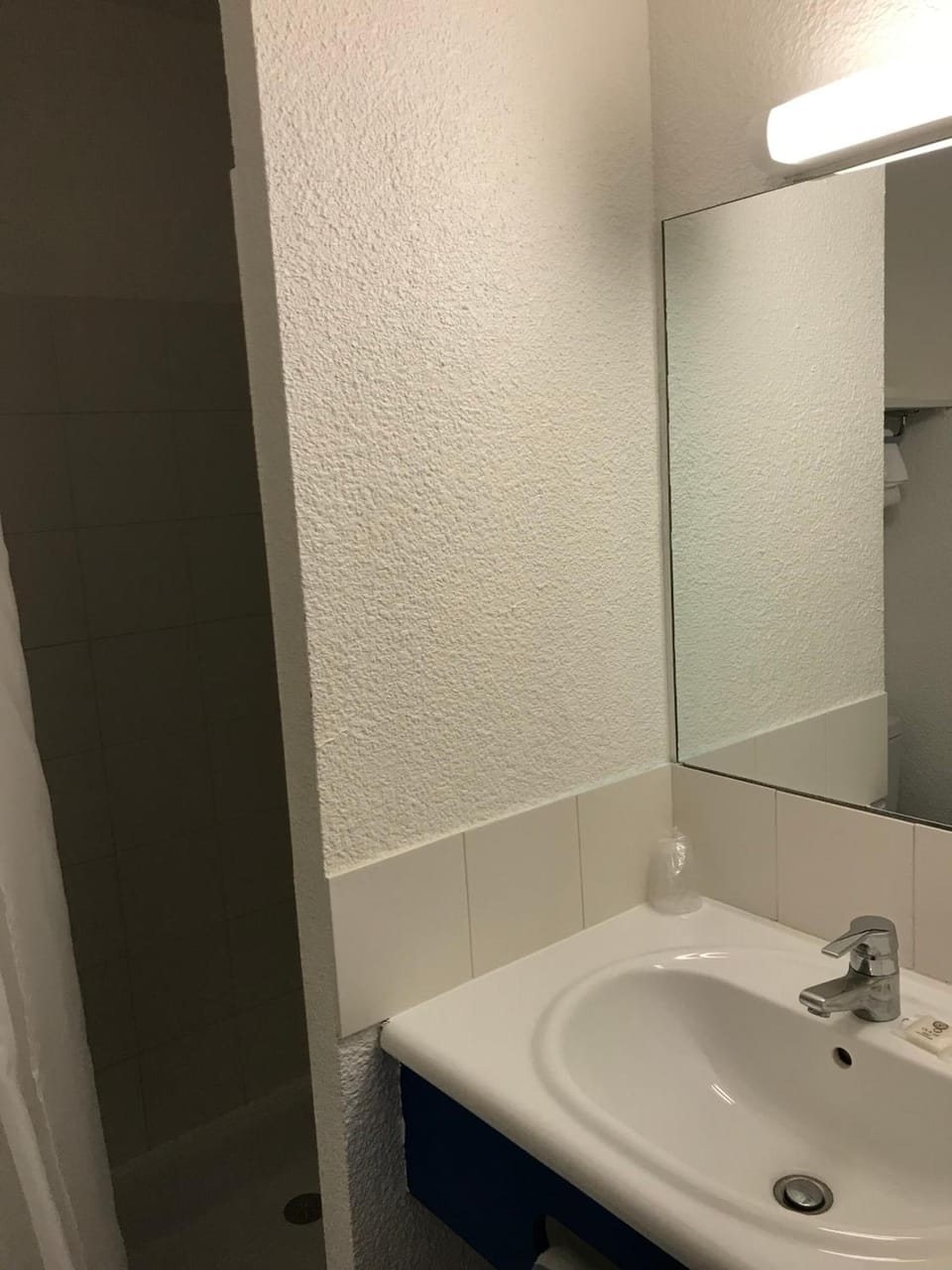 Shower, rainfall showerhead, free toiletries, hair dryer