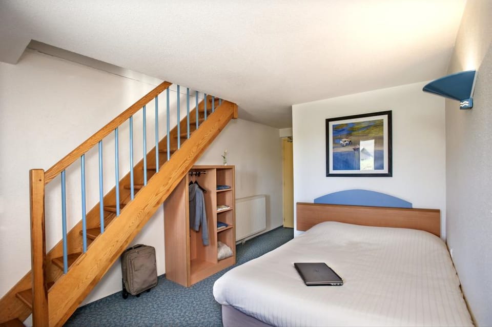 Memory foam beds, individually furnished, desk, free WiFi