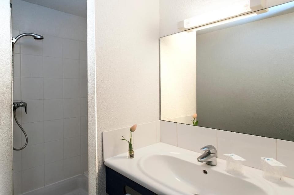 Shower, rainfall showerhead, free toiletries, hair dryer