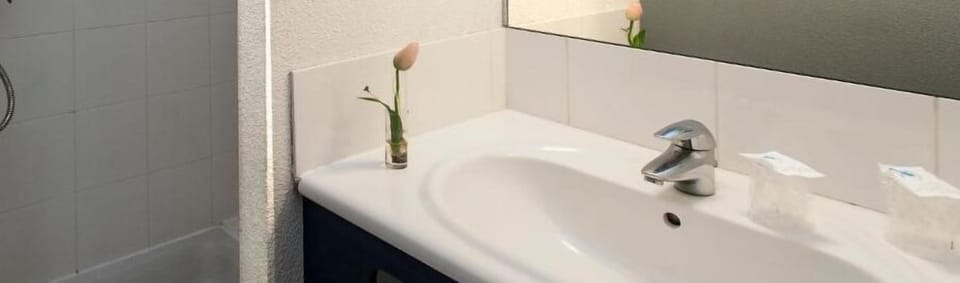 Shower, rainfall showerhead, free toiletries, hair dryer