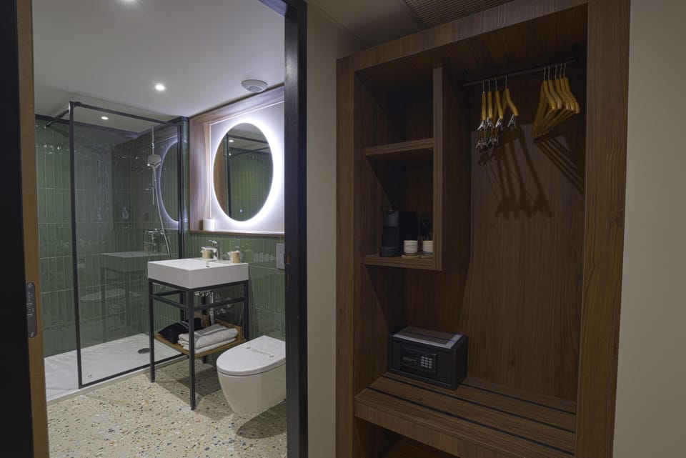 Superior Room, 1 Queen Bed | Premium bedding, laptop workspace, cribs/infant beds, free WiFi