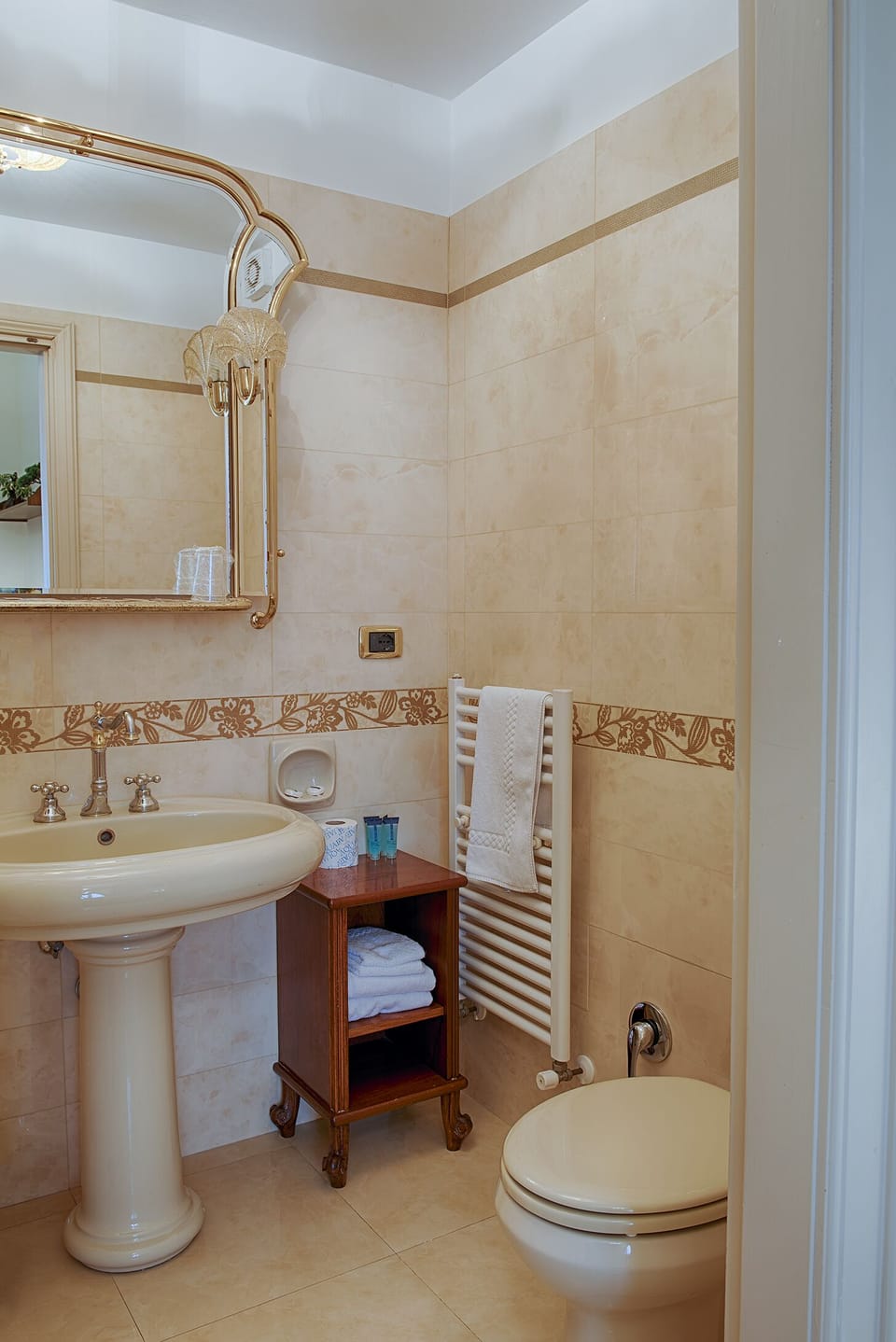 Double Room | Bathroom | Shower, free toiletries, hair dryer, bidet