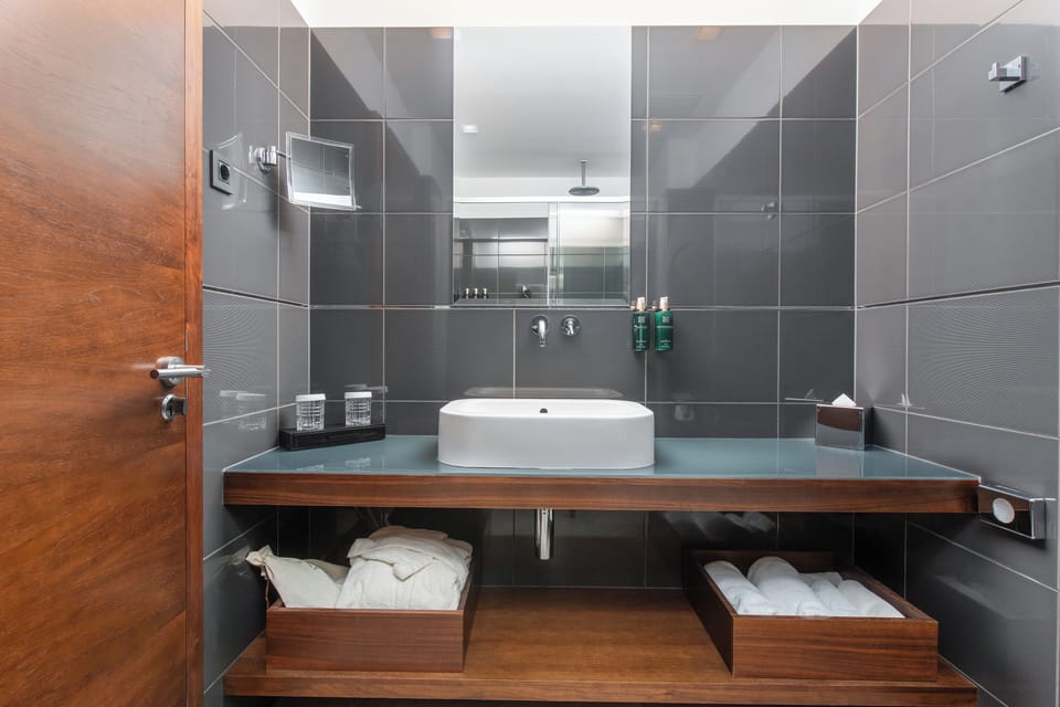 Combined shower/tub, deep soaking tub, free toiletries, hair dryer