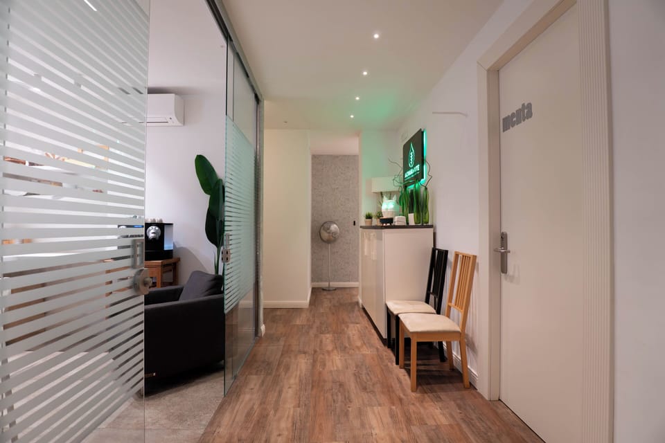 Elite Double Room, Non Smoking | Breakfast area | Free daily buffet breakfast