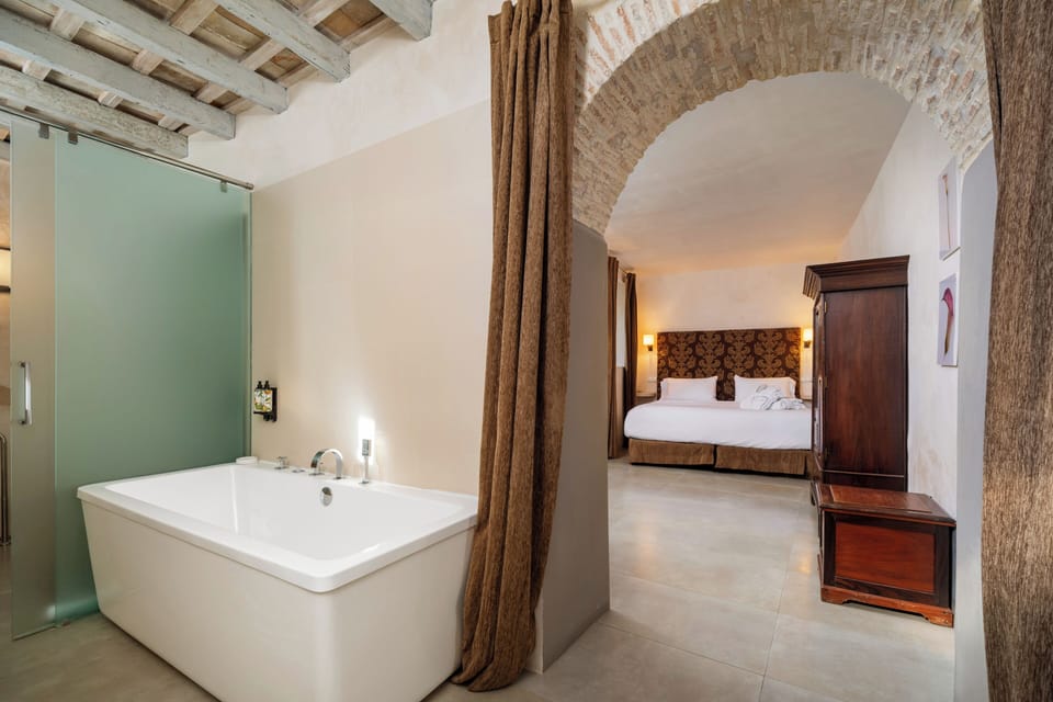 Deluxe Double Room | Minibar, individually decorated, individually furnished, blackout drapes