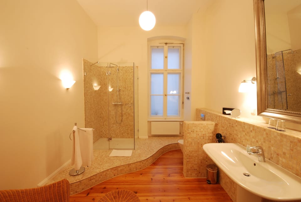 Comfort Double Room, Private Bathroom | Bathroom | Free toiletries, hair dryer, towels