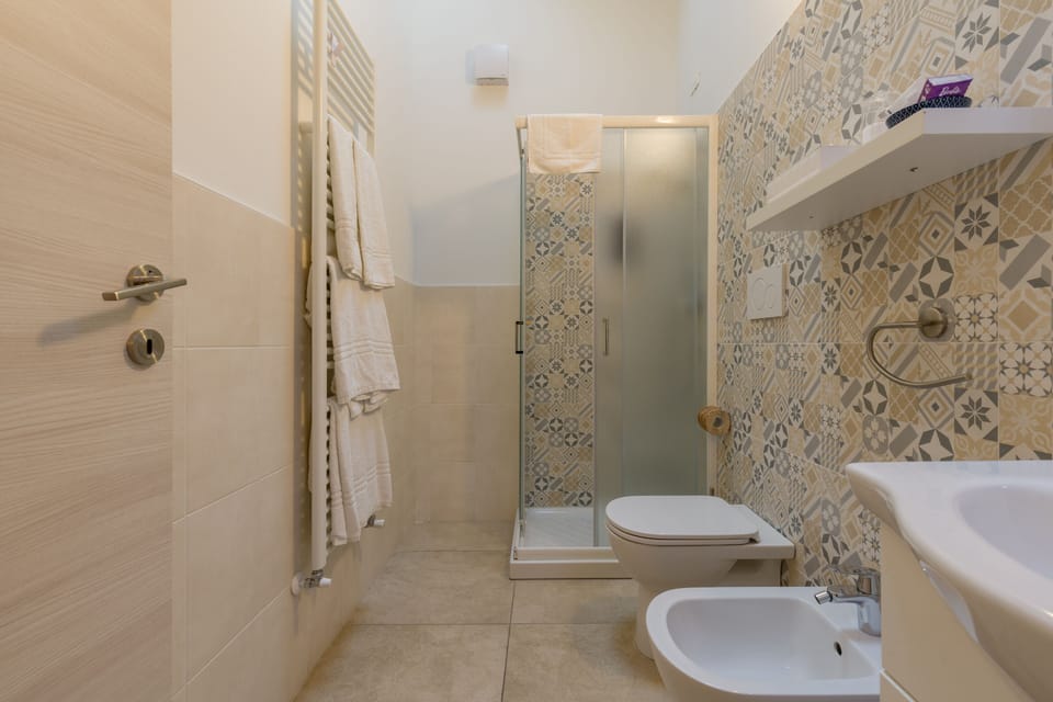 Comfort Triple Room (Triple Room) | Bathroom | Shower, designer toiletries, hair dryer, bathrobes