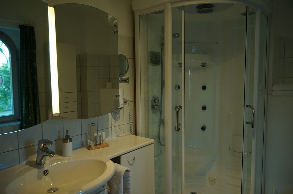 Comfort Double Room | Bathroom | Free toiletries, hair dryer, towels