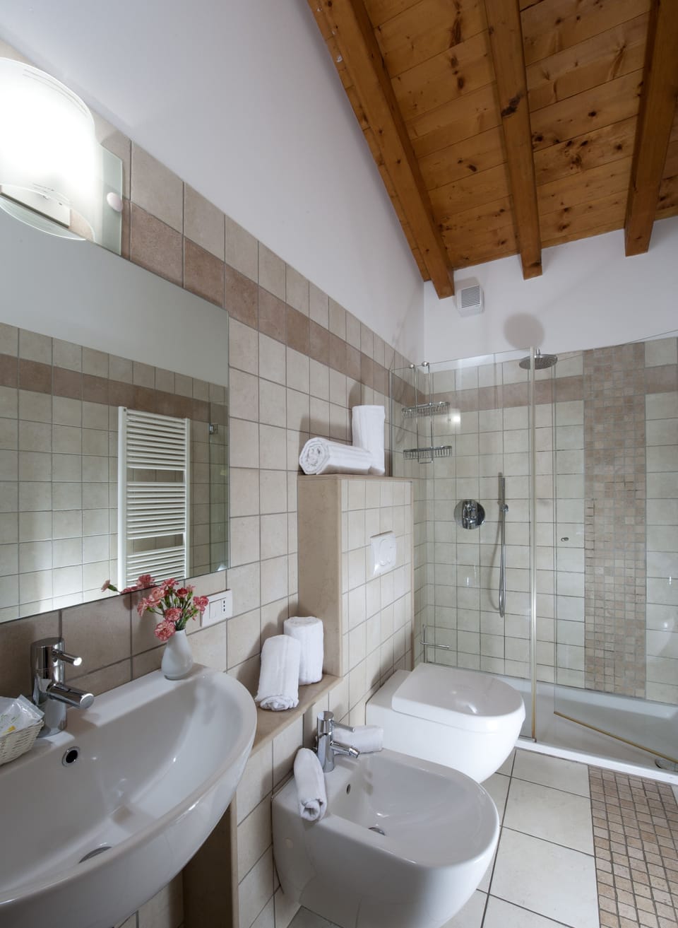 Shower, free toiletries, hair dryer, bidet