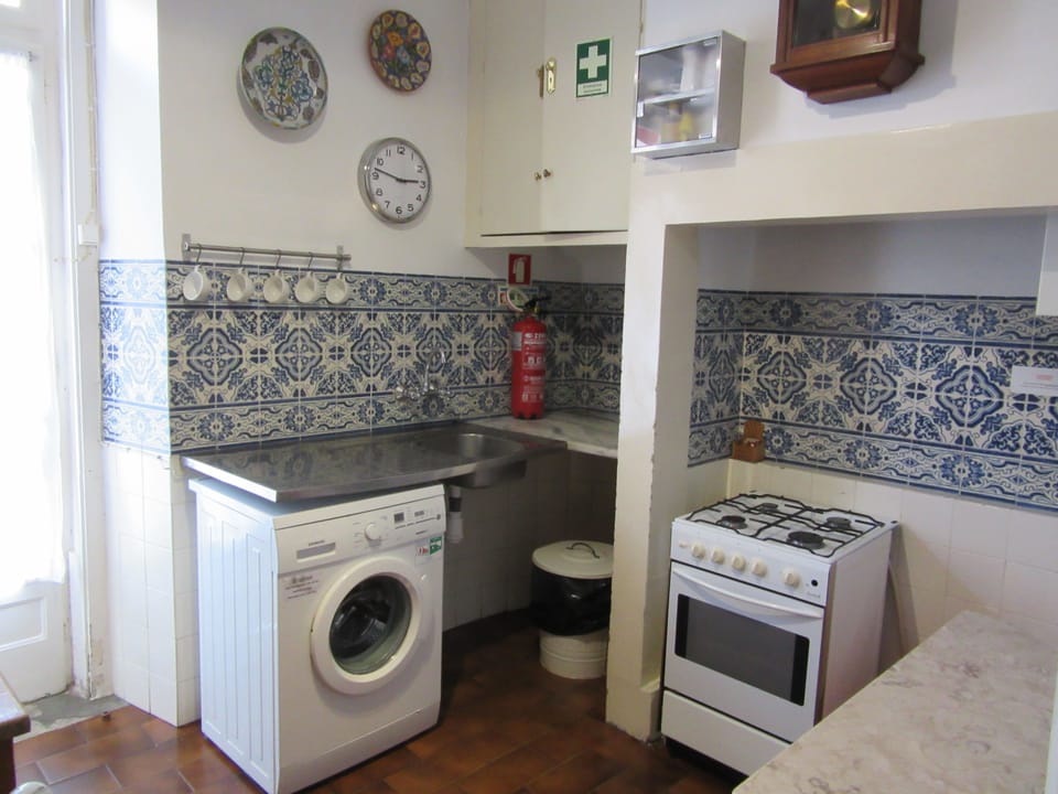 Classic Apartment, 5 Bedrooms | Breakfast area