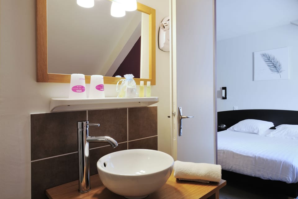 Bathroom sink