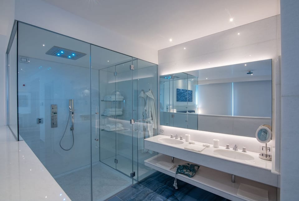 Suite (151) | Bathroom | Shower, rainfall showerhead, free toiletries, hair dryer