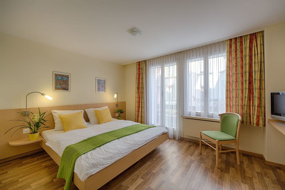 Hypo-allergenic bedding, in-room safe, individually decorated