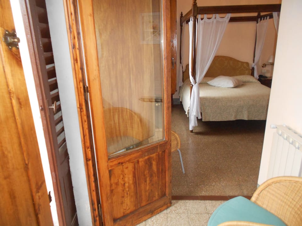 Desk, soundproofing, iron/ironing board, cribs/infant beds
