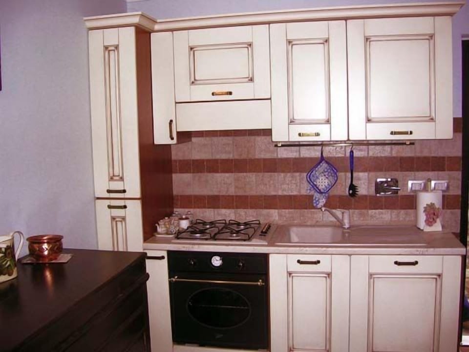 Fridge, stovetop, dishwasher, coffee/tea maker