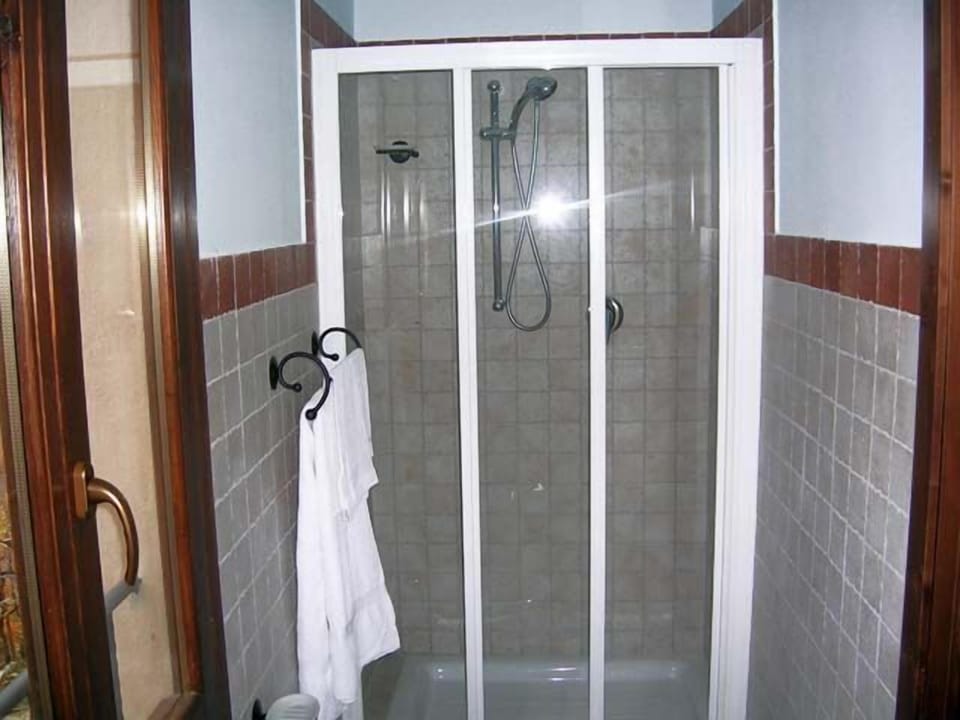 Apartment for 4 people | Bathroom | Free toiletries, hair dryer, bidet, towels