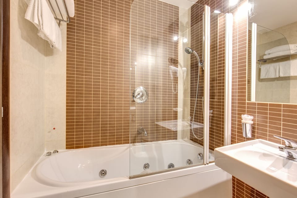Standard Quadruple Room | Bathroom | Shower, free toiletries, hair dryer, bidet