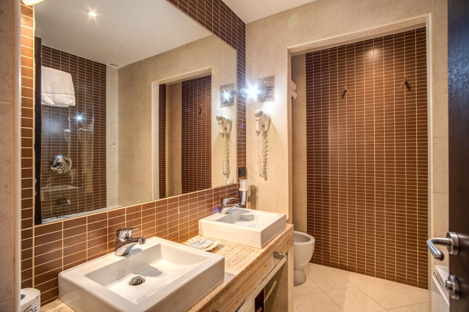 Standard Quadruple Room | Bathroom | Shower, free toiletries, hair dryer, bidet