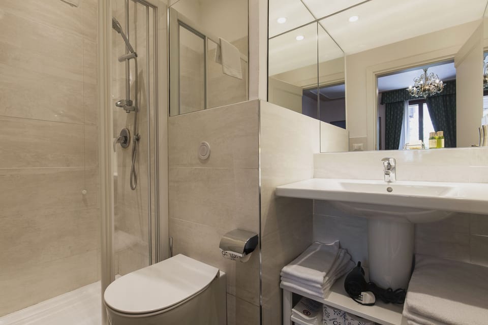 Deluxe Quadruple Room | Bathroom | Combined shower/tub, free toiletries, hair dryer, towels