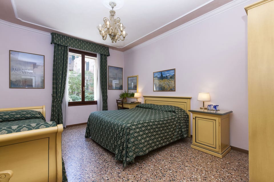 Deluxe Quadruple Room | In-room safe, desk, soundproofing, free WiFi