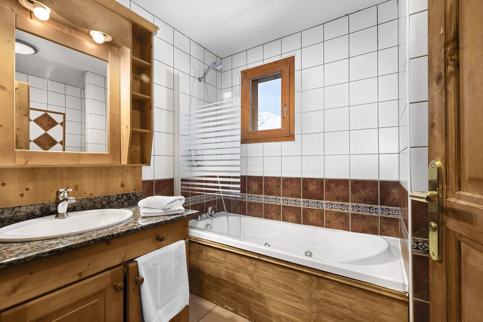 Standard Double Room | Bathroom | Jetted tub, free toiletries, hair dryer, bathrobes