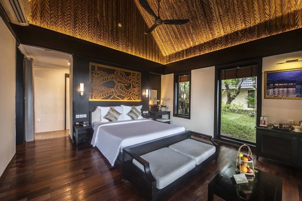 Deluxe Bungalow Seaview King | Premium bedding, minibar, in-room safe, desk