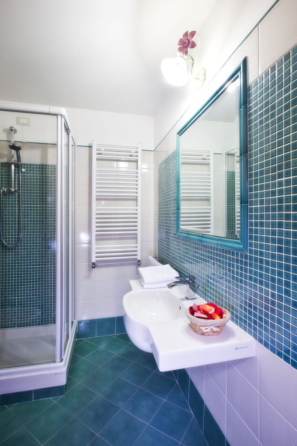 Double Room | Bathroom | Shower, rainfall showerhead, free toiletries, hair dryer