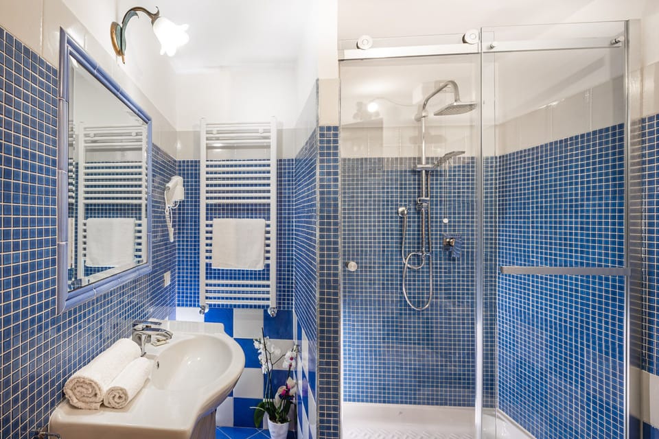 Double Room | Bathroom | Shower, rainfall showerhead, free toiletries, hair dryer