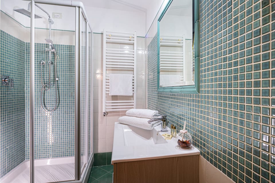Double Room | Bathroom | Shower, rainfall showerhead, free toiletries, hair dryer