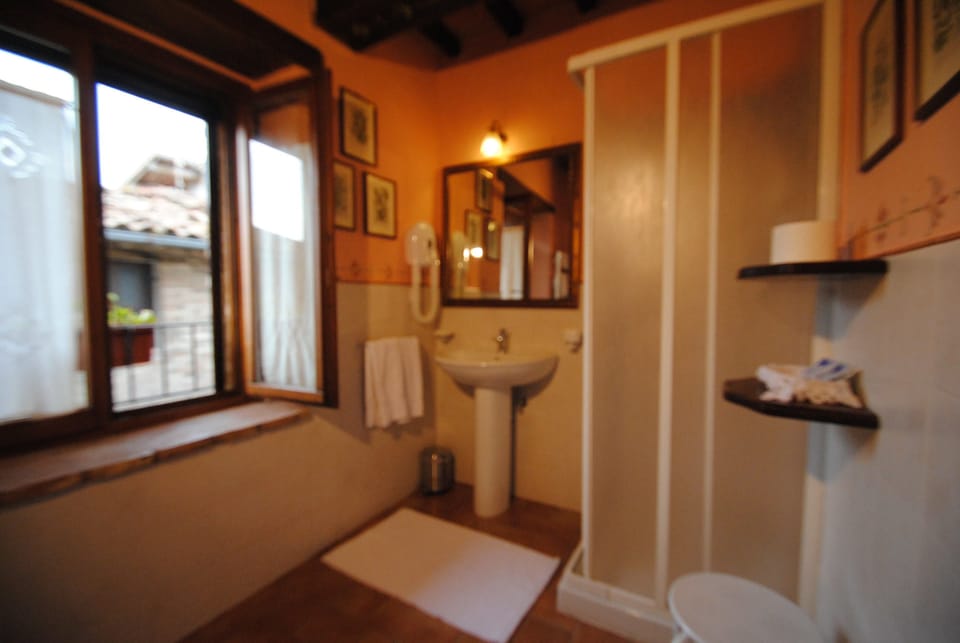 Suite | Bathroom | Shower, rainfall showerhead, free toiletries, hair dryer