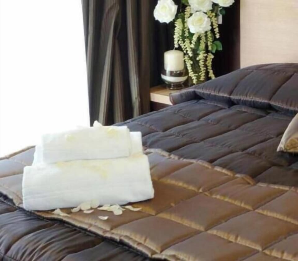 Frette Italian sheets, minibar, in-room safe, desk