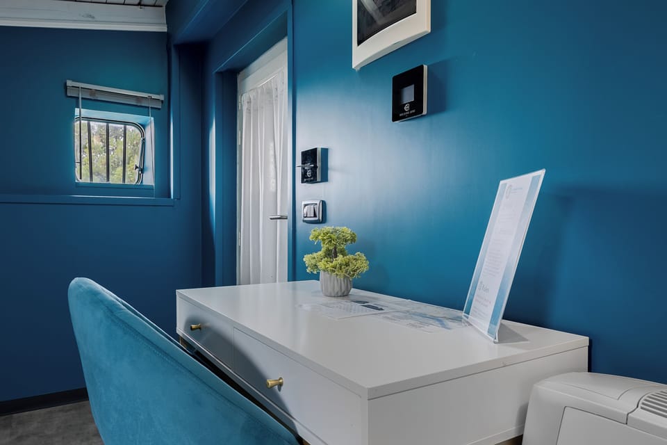 Superior Double Room | Living area | 22-inch flat-screen TV with satellite channels, TV