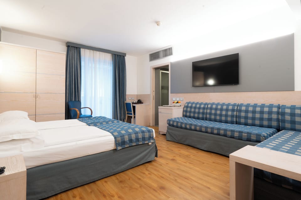 Junior Studio Suite | Minibar, in-room safe, blackout drapes, free WiFi